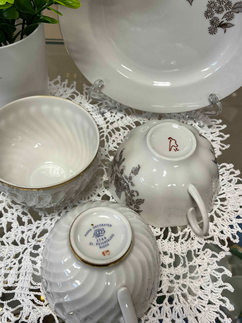 Чашка от кофейного сервиза ЛФЗ. Рельефный фарфор с позолотой. Винтаж. Цена за 1шт. Картинка 3